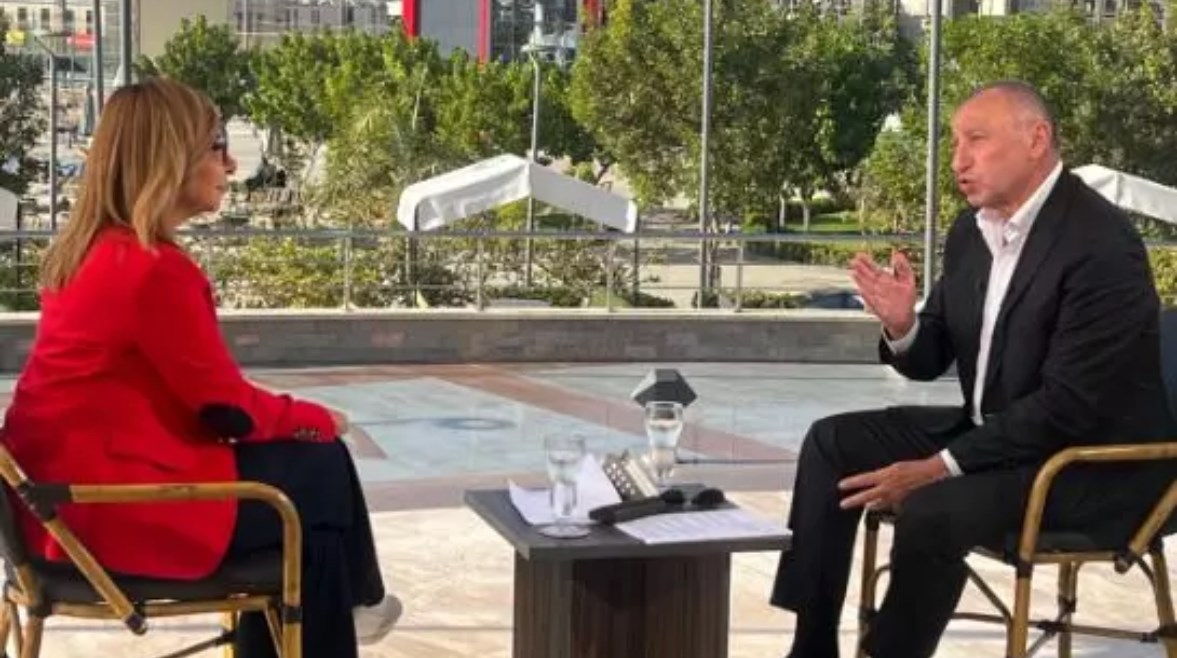 رئيس مجلس إدارة النادي الأهلي الكابتن محمود الخطيب مع لميس الحديدي رئيس مجلس إدارة النادي الأهلي الكابتن محمود الخطيب مع لميس الحديدي