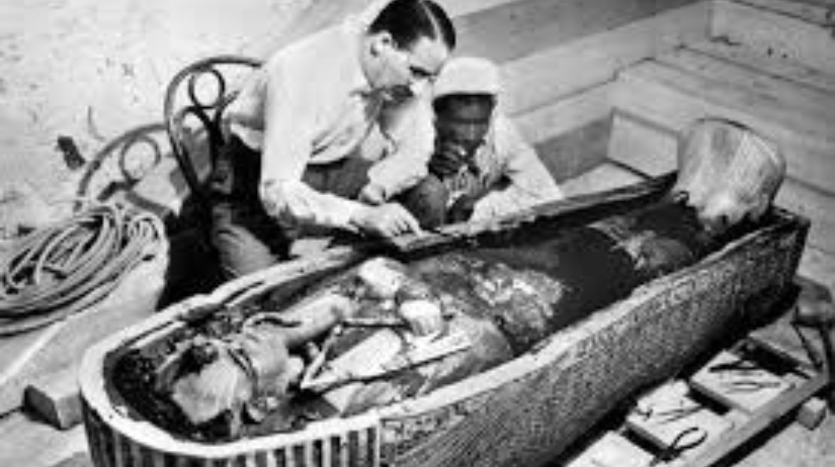 اكتشاف مقبرة توت غنخ آمون