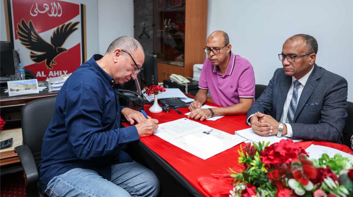 الخطيب يتقدم بأوراق ترشحه لانتخابات الأهلي الخطيب يتقدم بأوراق ترشحه لانتخابات الأهلي