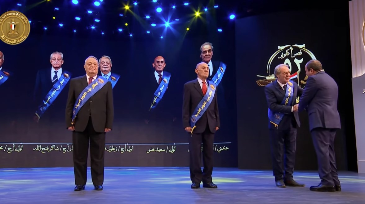الرئيس السيسى يقدم التحية لمجموعة من أبطال حرب أكتوبر الرئيس السيسى يقدم التحية لمجموعة من أبطال حرب أكتوبر