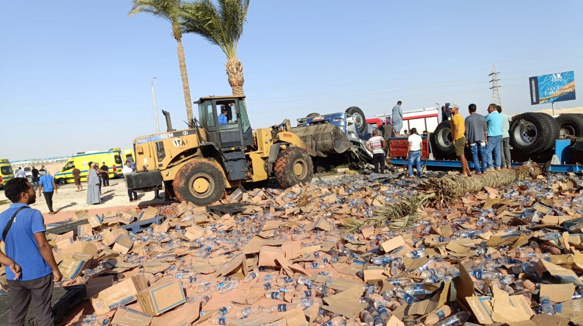 المعدات ترفع آثار الحادث بعد انقلاب السيارة