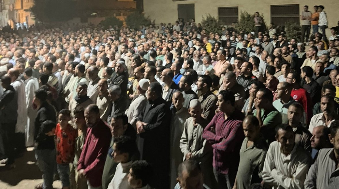 جانب من تشييع الجنازة جانب من تشييع الجنازة