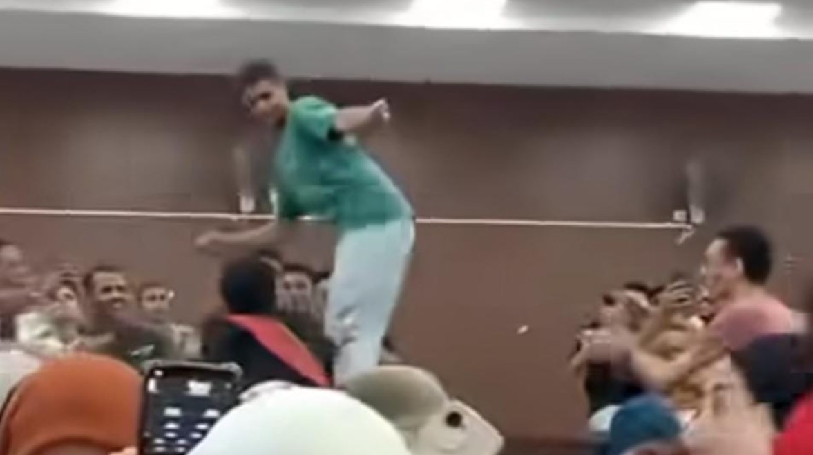 رقص طالب داخل المدرج