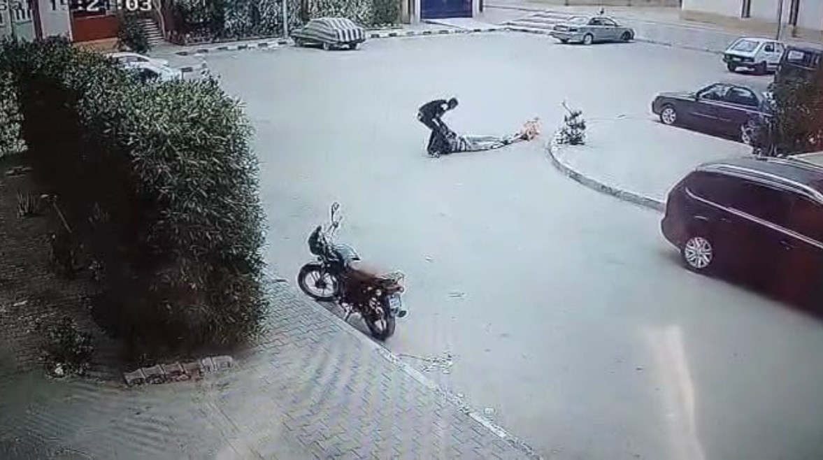 لحظة سرقة مسن وسحله على الأرض بمدينة بدر لحظة سرقة مسن وسحله على الأرض بمدينة بدر