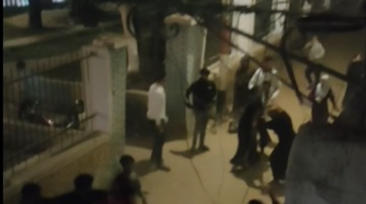 جانب من المشاجرة جانب من المشاجرة