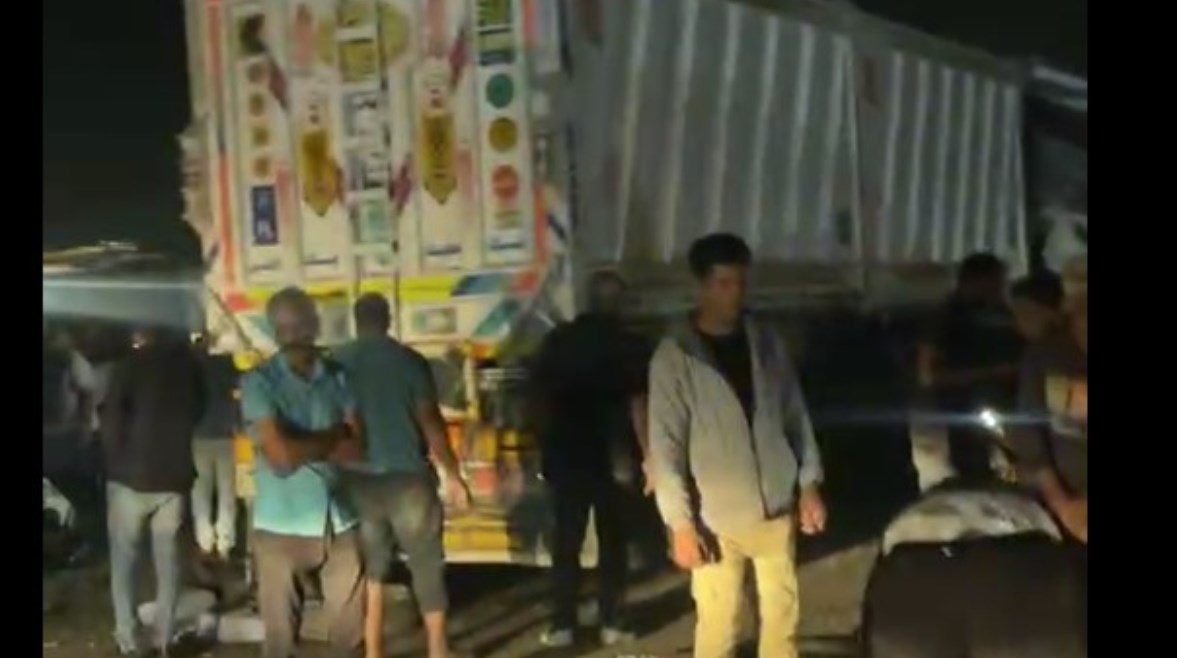 جانب من حادث تصادم مجموعة سيارات على طريق السويس جانب من حادث تصادم مجموعة سيارات على طريق السويس