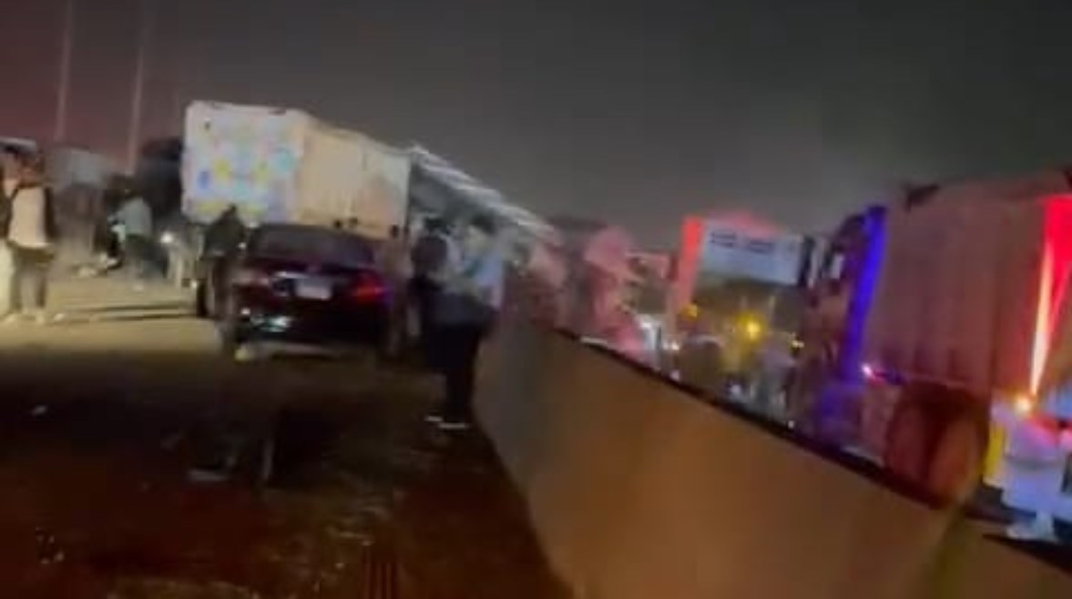 جانب من حادث طريق السويس جانب من حادث طريق السويس