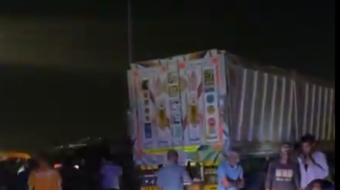 جانب من حادث طريق السويس جانب من حادث طريق السويس