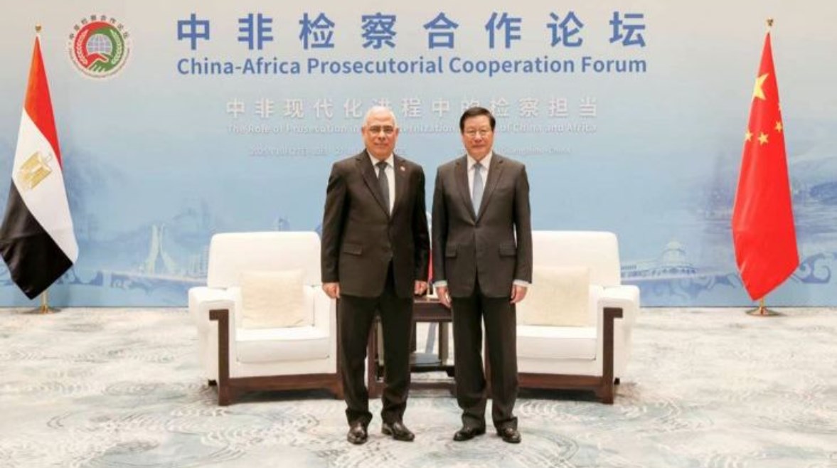 النائب العام المستشار محمد شوقي و النائب الصيني يينغ يونغ النائب العام المستشار محمد شوقي و النائب الصيني يينغ يونغ