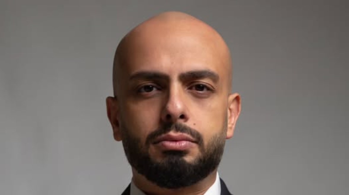 الكاتب أحمد مراد 