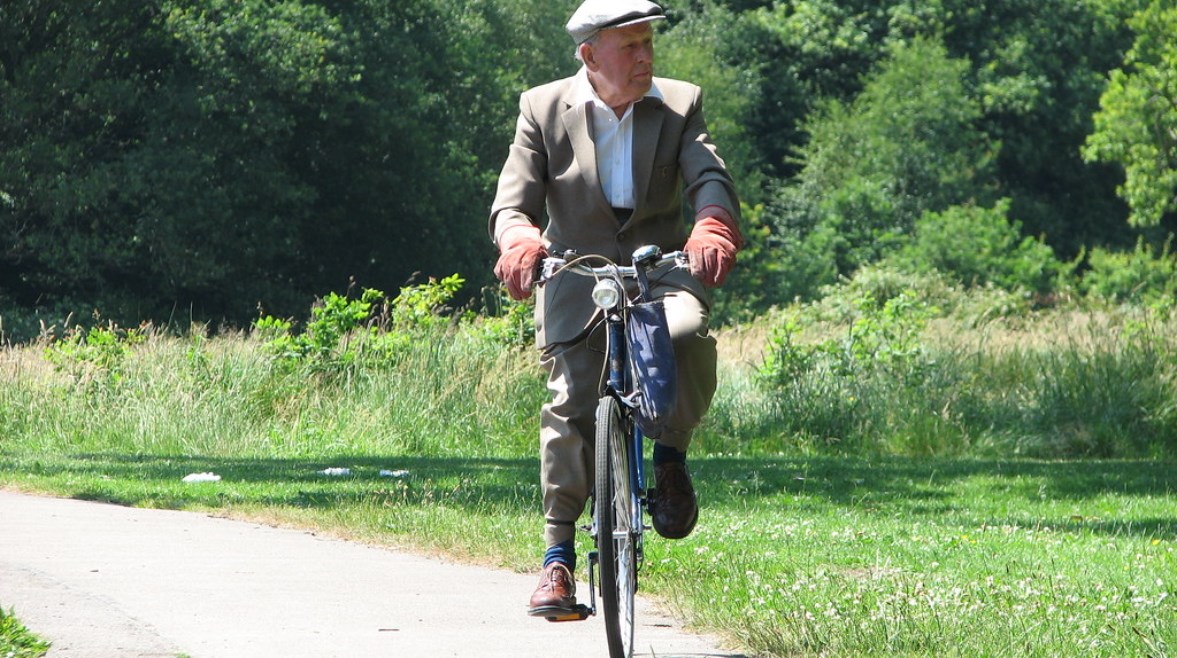 إحدى التمارين الهوائية لكبار السن إحدى التمارين الهوائية لكبار السن