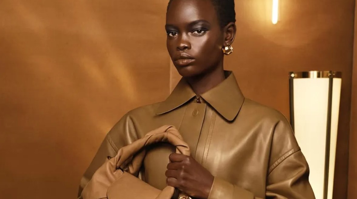 الألوان الجريئة تسيطر على عروض خريف 2025 مع البورجوندي في المقدمة