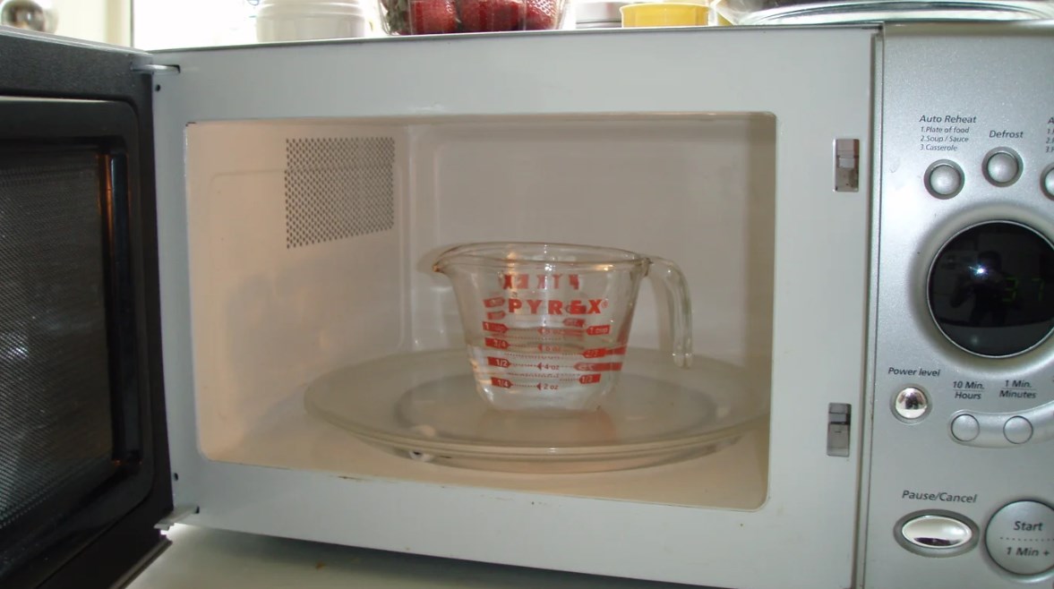 غلي الماء في الميكروويف غلي الماء في الميكروويف