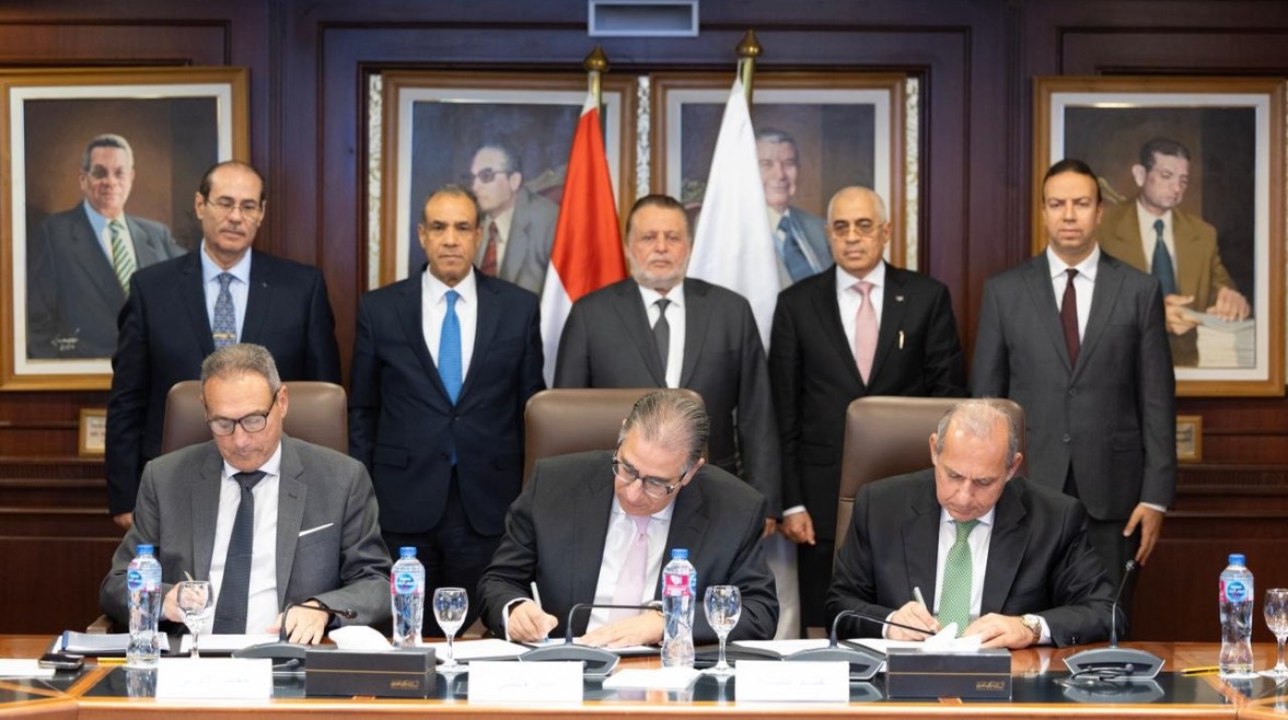 جانب من توقيع الاتفاقية جانب من توقيع الاتفاقية