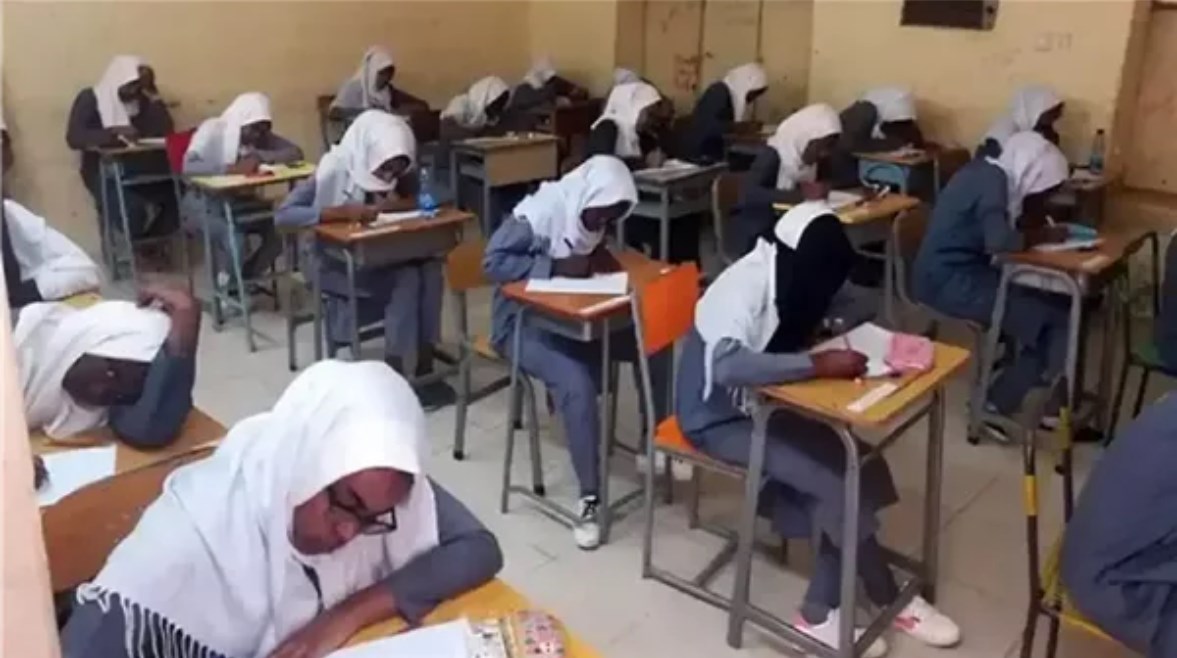 خضوع الطلاب السودانيين للامتحان خضوع الطلاب السودانيين للامتحان
