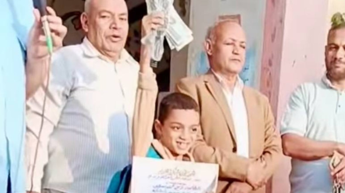 الطفل زين محمد سعيد خلال تكريمه الطفل زين محمد سعيد خلال تكريمه