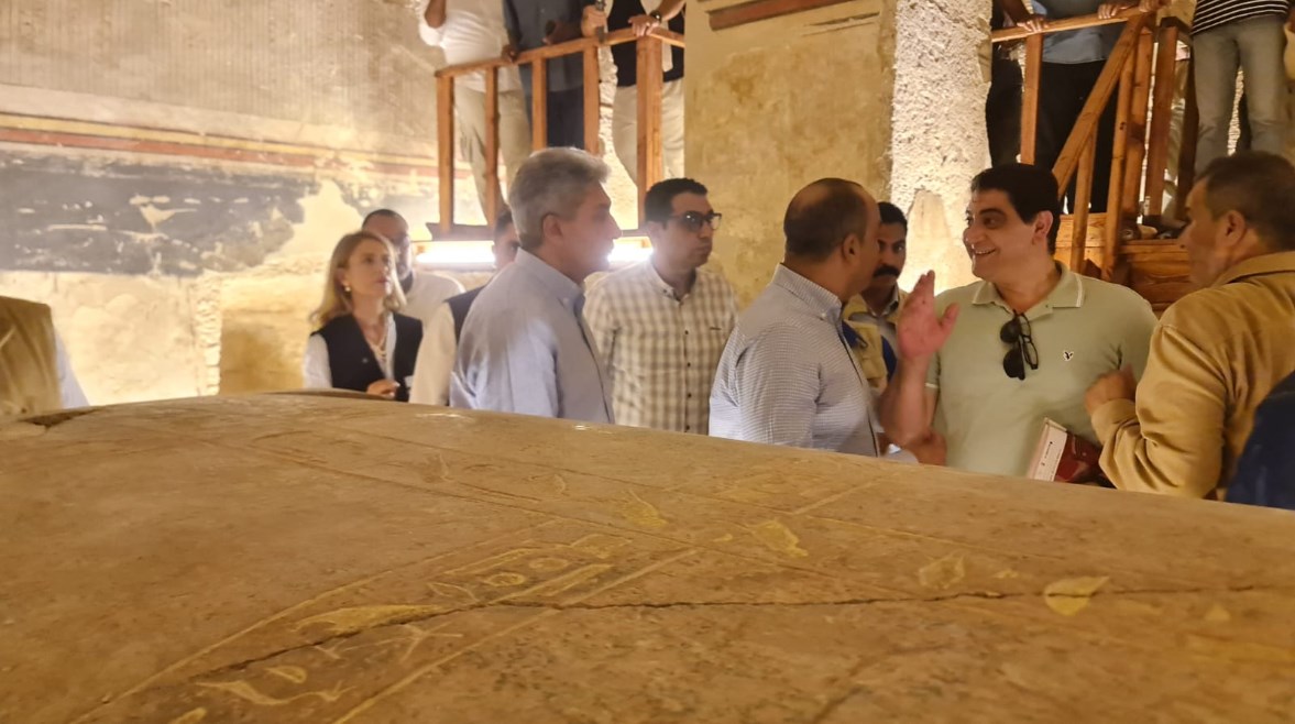 نائب محافظ الأقصر والسيد وزير السياحة والآثار داخل المقبرة عقب افتتاحها