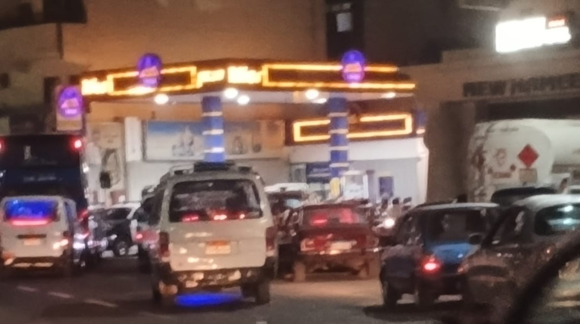 زحام أمام محطات الوقود زحام أمام محطات الوقود