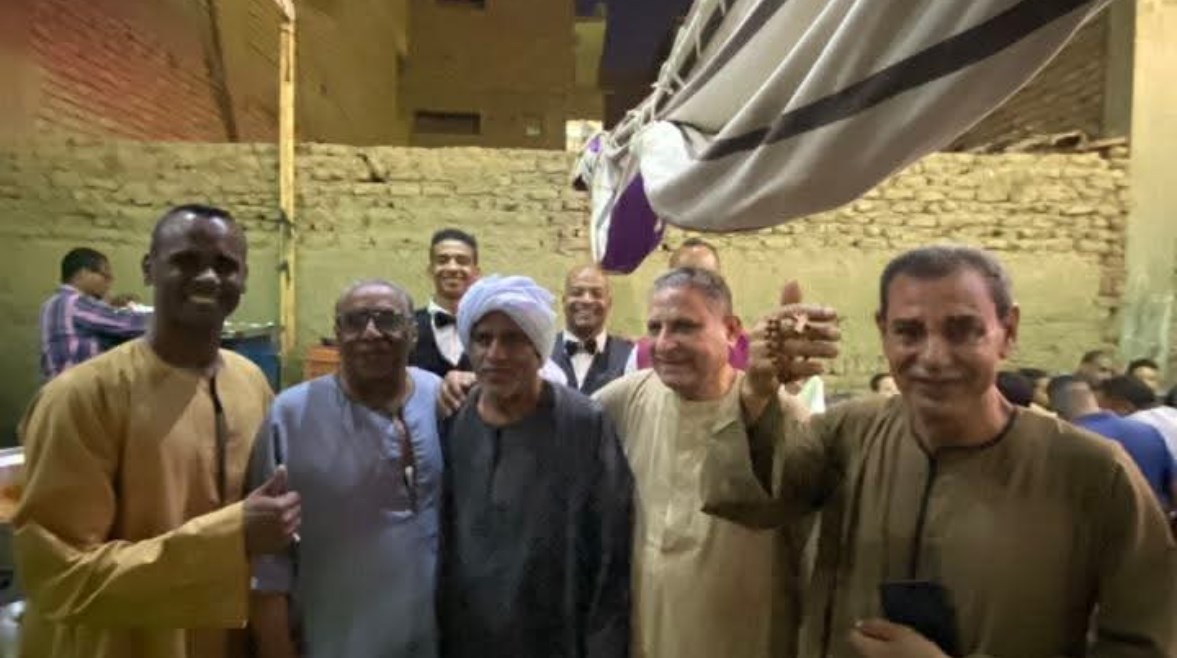 أبو مينا والد العريس وسط الجيران والأهل أبو مينا والد العريس وسط الجيران والأهل