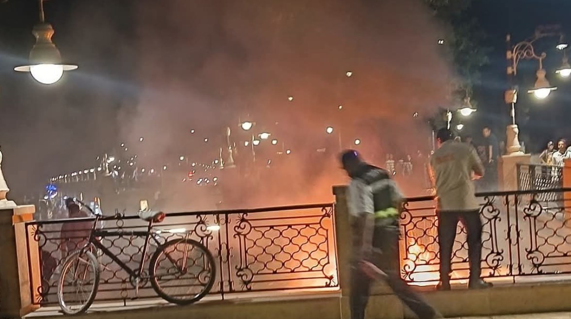 لحظة اشتعال النيران  لحظة اشتعال النيران