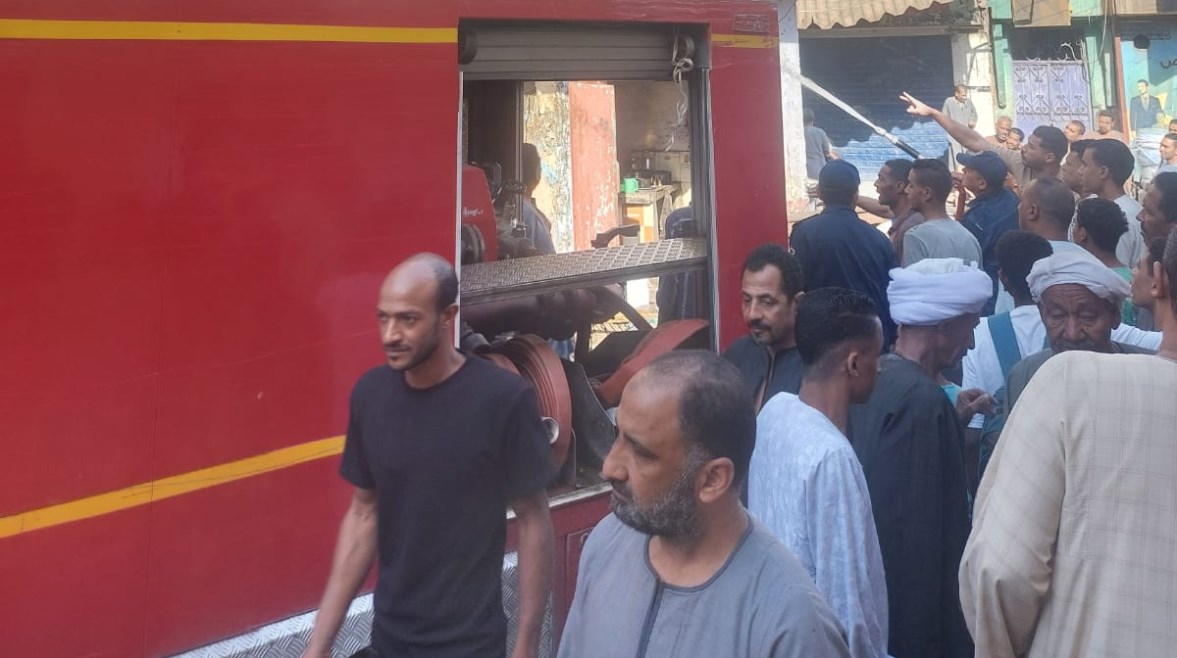 سيارة إطفاء أثناء محاولة السيطرة على الحريق سيارة إطفاء أثناء محاولة السيطرة على الحريق