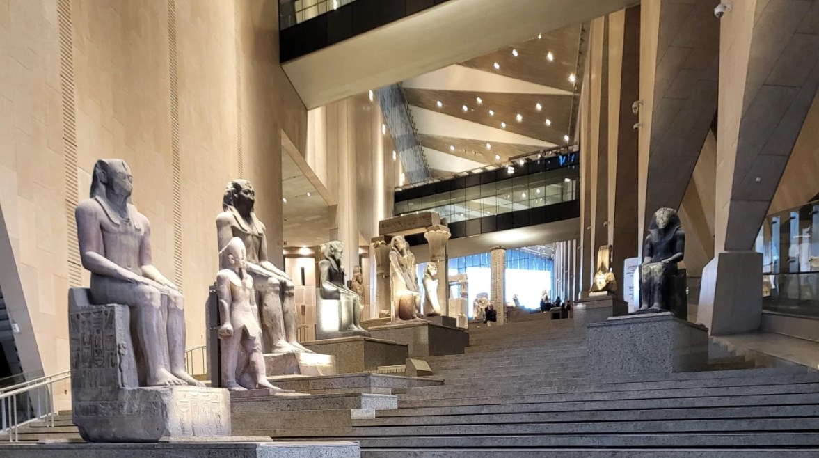 الدرج العظيم في المتحف المصري الكبير الدرج العظيم في المتحف المصري الكبير