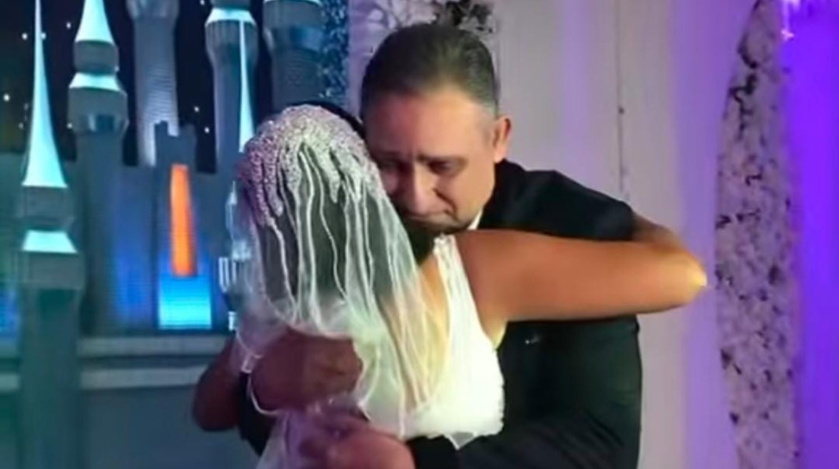الفنان أشرف طلبة مع ابنته في حفل زفافها