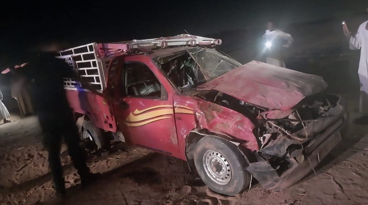 جانب من حادث انقلاب سيارة ربع نقل في أسوان