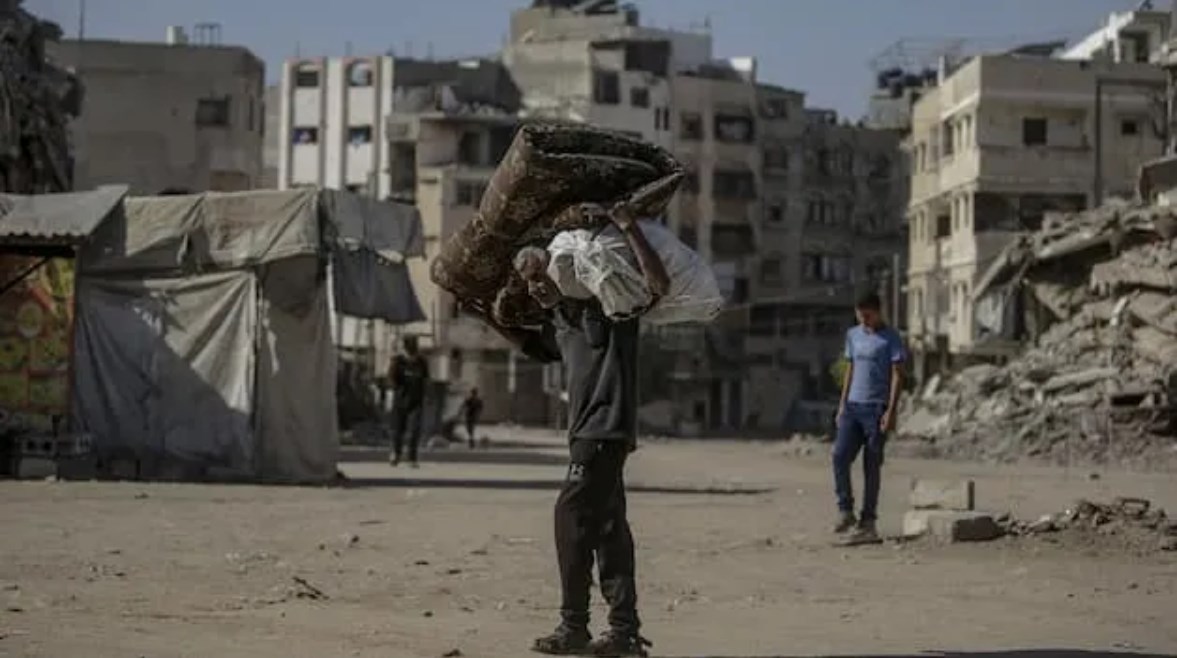 فلسطينيون يخلون مدينة غزة باتجاه جنوب غزة خلال عملية عسكرية إسرائيلية يوم الجمعة (واشنطن بوست)