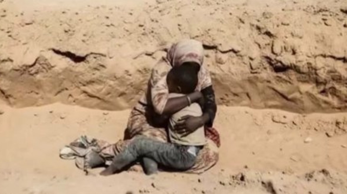 صورة انتشرت على مواقع التواصل الاجتماعي لأم سودانية تحتضن ابنها  صورة انتشرت على مواقع التواصل الاجتماعي لأم سودانية تحتضن ابنها