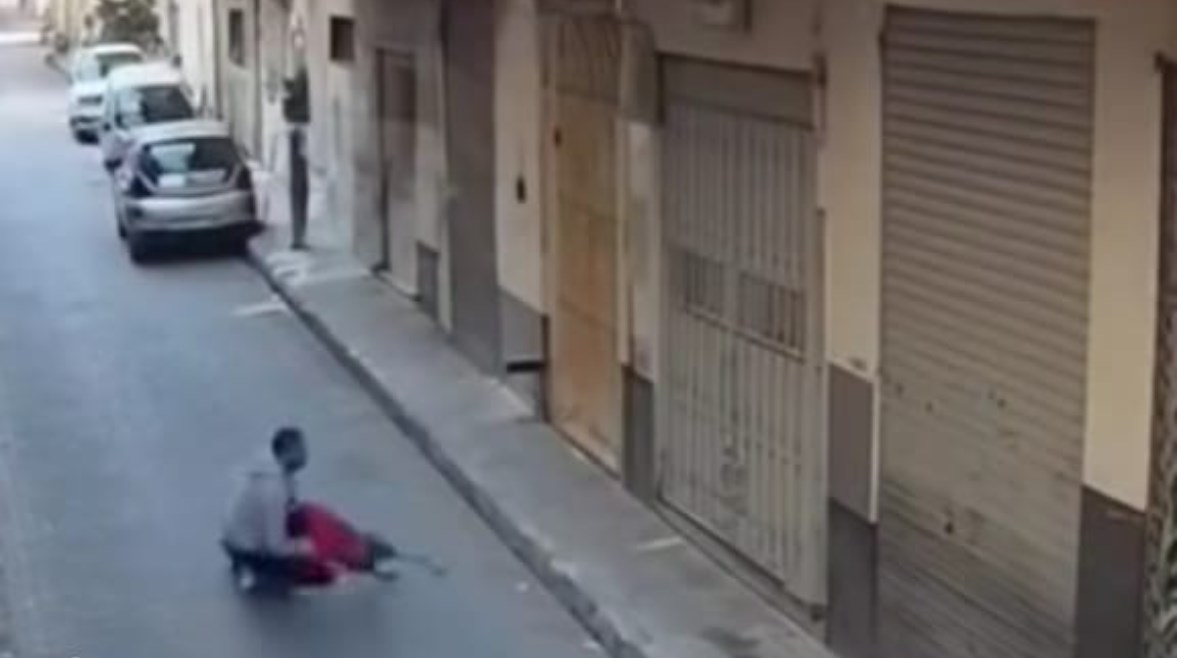 مقطع مولد بالذكاء الاصطناعي لرجل ينفذ طفل مقطع مولد بالذكاء الاصطناعي لرجل ينفذ طفل
