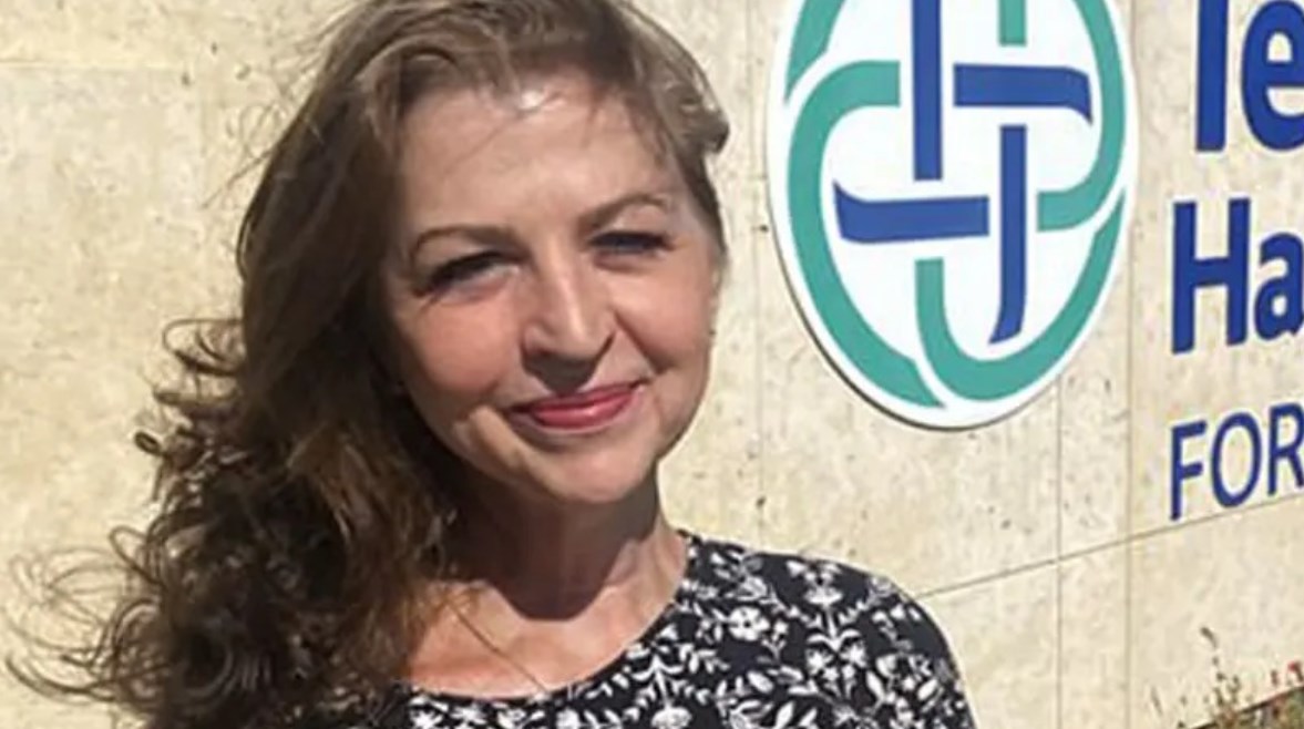 السيدة أبريل بودرو السيدة أبريل بودرو