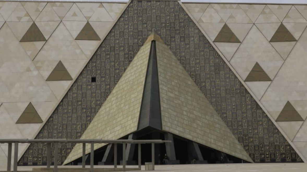 الفتحة الهندسية في واجهة المتحف المصري الكبير الفتحة الهندسية في واجهة المتحف المصري الكبير