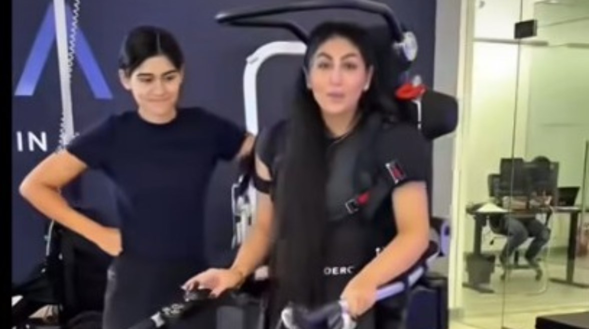 فتاة تحقق حلمها بالمشي لأول مرة بعد 10 سنوات من الشلل بفضل روبوتات الدعم البدني