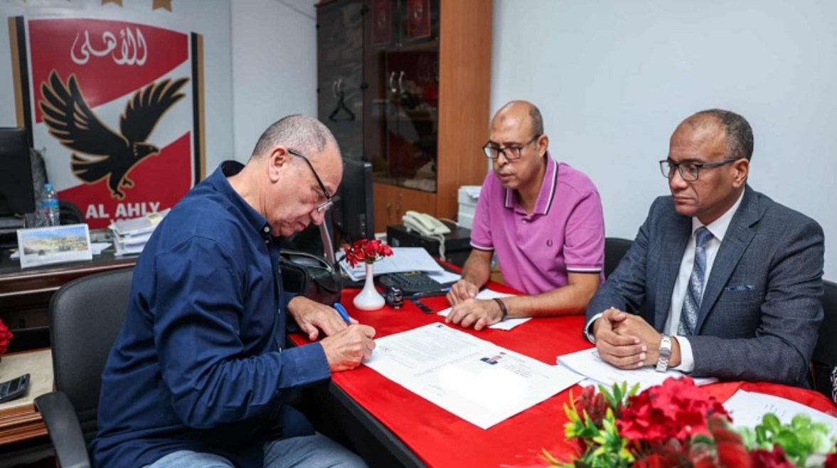 محمود الخطيب يتقدم بأوراق ترشحه لانتخابات الأهلي