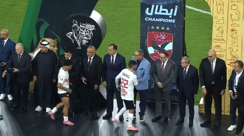 تسلم لاعبي الزمالك ميداليات المركز الثاني في السوبر المصري