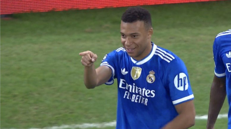 فرحة مبابي بالهاتريك 