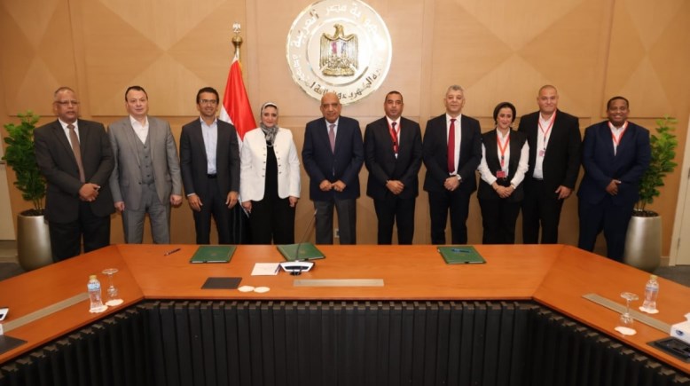 جانب من التوقيع