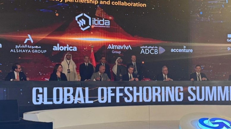 جانب من التوقيع