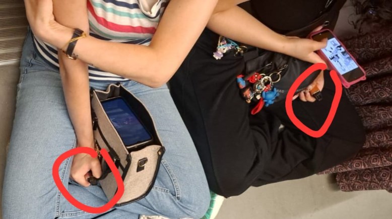 فتاتان تشربان فيب داخل عربة المترو