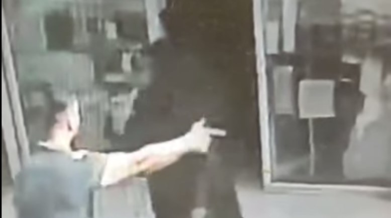 شاب يصفع مسنة على وجهها بالزقازيق