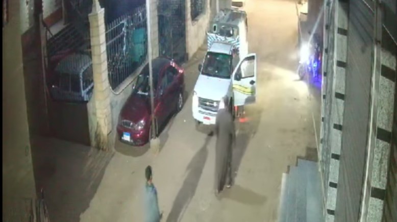 جانب من فيديو بلطجة رجل وزوجته على سائقي النقل