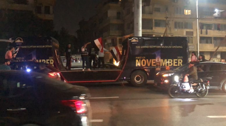 حافلات تجوب شوارع الجيزة يوم افتتاح المتحف المصري الكبير حافلات تجوب شوارع الجيزة يوم افتتاح المتحف المصري الكبير