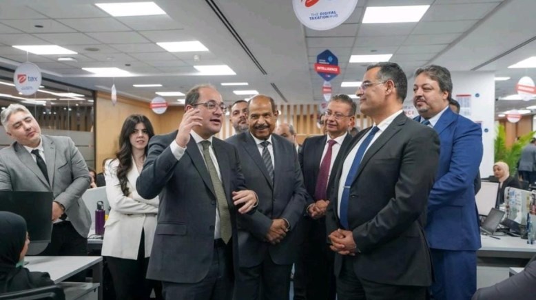 رئيس إي.تاكس مع وزير المالية