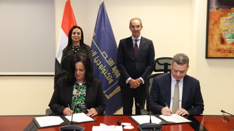 الدكتور عمرو طلعت وزير الاتصالات