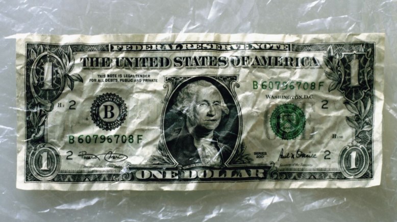 تراجع الدولار عالميًا