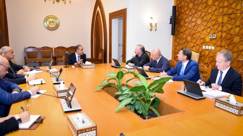 وزير الخارجية مع المبعوث الإيطالي السفير برونو أركي