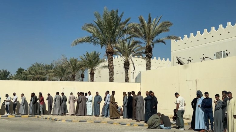 طوابير المصريين بالخارج أمام لجان الاقتراع