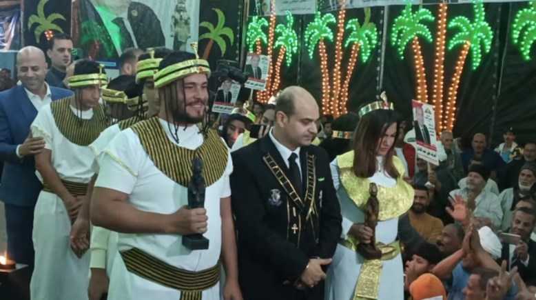 مرشح بالزي الفرعوني