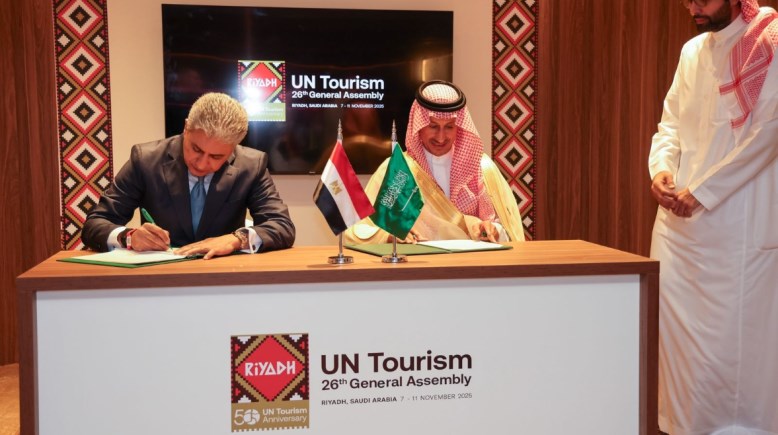 جانب من التوقيع